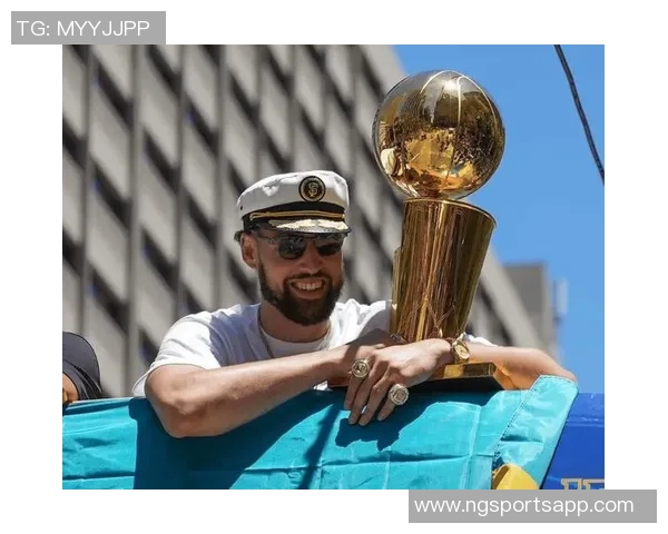 克莱女友晒拉布布穿球衣秀恩爱引发网友热议与羡慕