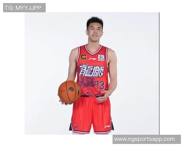 郭艾伦重返训练场广州龙狮迎来熟悉的帅气身影引发球迷热议